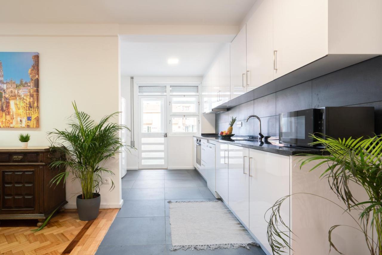 Host Wise - Spacious Fresh Flat W Terrace - Near Sea Apartment *