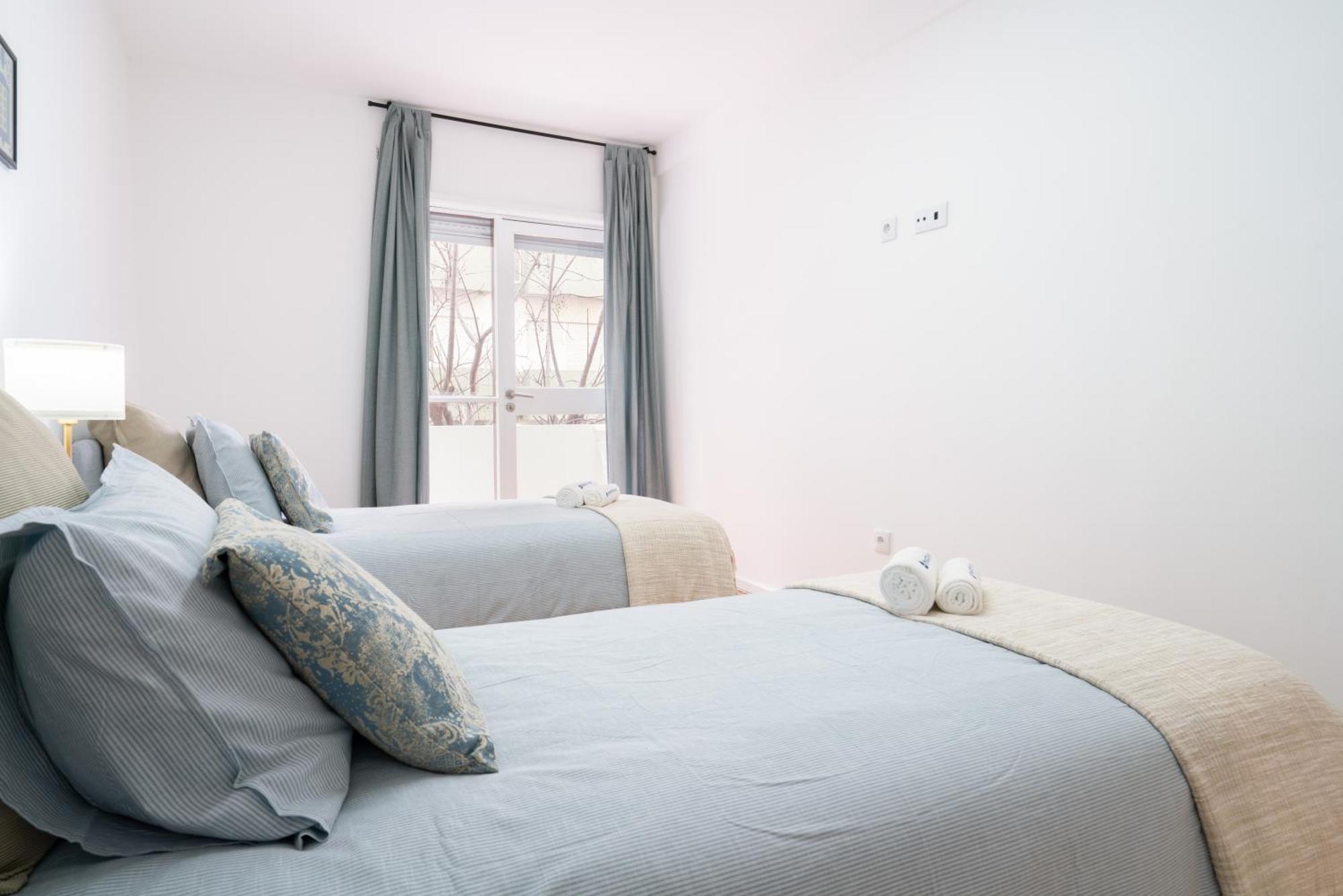 Host Wise - Spacious Fresh Flat W Terrace - Near Sea Apartment *